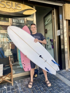 Tabla de surf a medida en la Escuela de Surf Essus - Zarautz