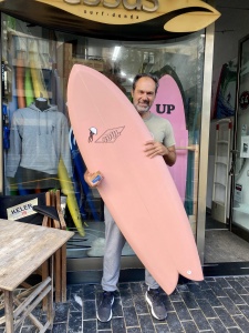 Tabla de surf a medida en la Escuela de Surf Essus - Zarautz